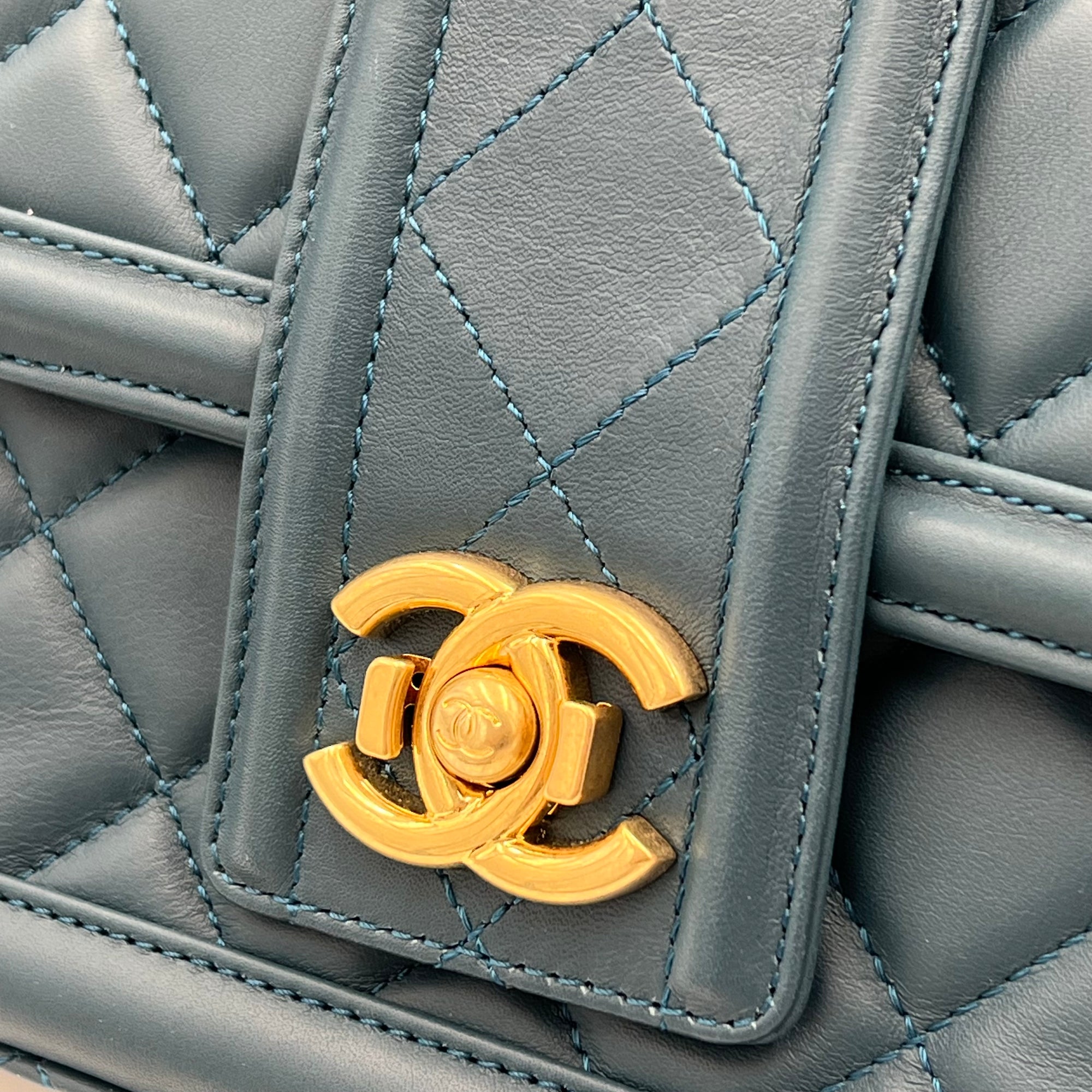 Quilted Green Shoulder Bag in Calfskin, Gold hardware - Image 8