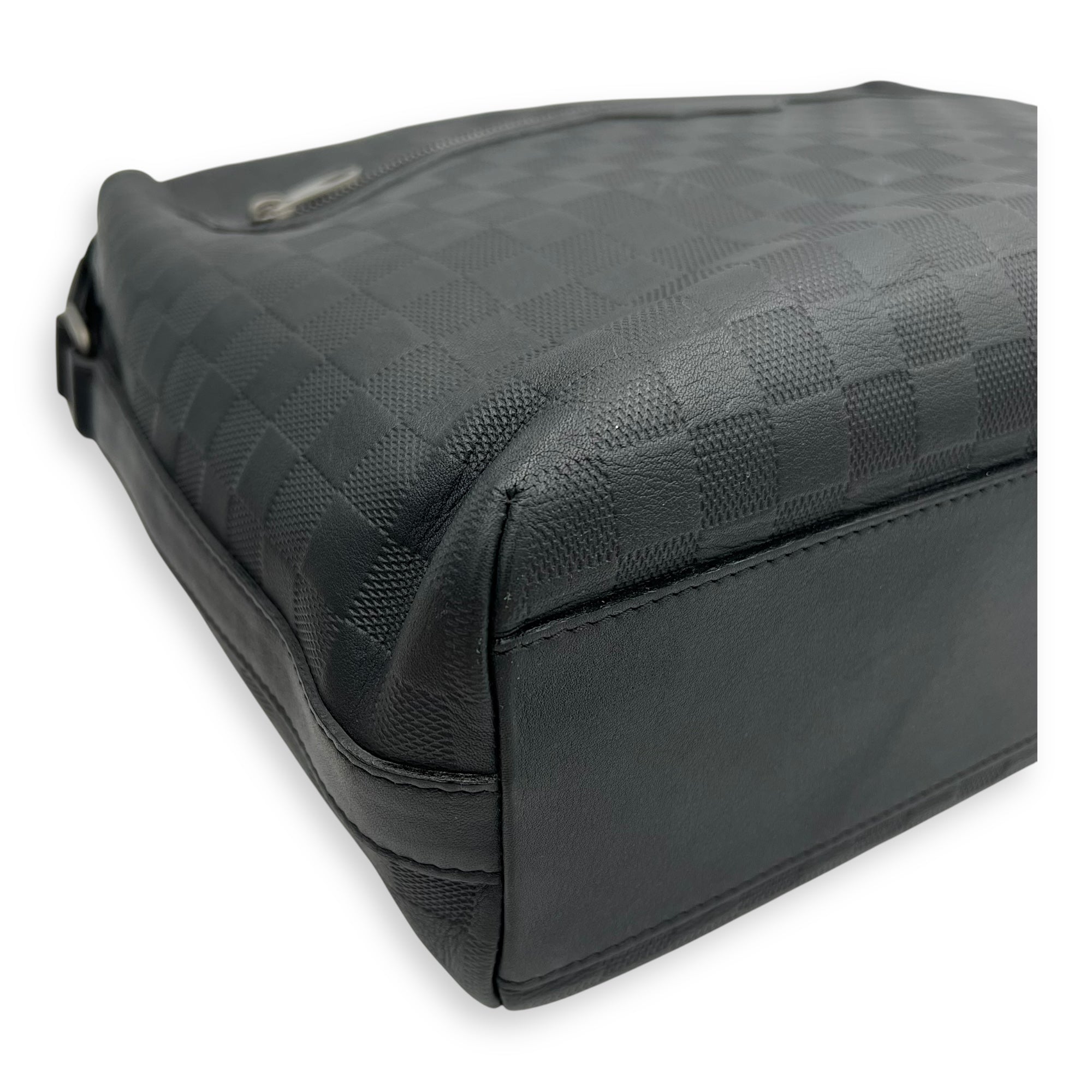 Calypso Messenger Black in Damier Infini, Gunmetal hardware - Image 10