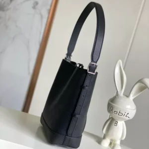 Modern 8823 Louis Vuitton AAA Quality Shoulder Bags